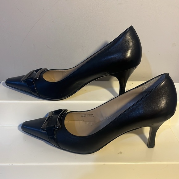 Ellen Tracy Black Leather Pumps with Embellishments!! - Picture 8 of 9